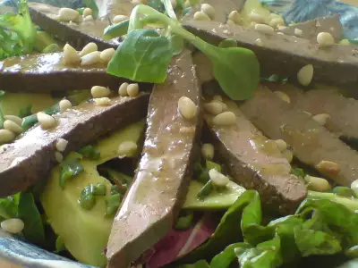 Салат из телячьей печени и авокадо