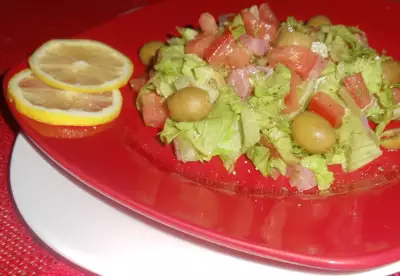 Легкий салат с красной рыбой и оливками