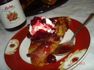 Тарт татeн французский перевернутый яблочный пирог с клюквенным соусом darbo и пломбиром