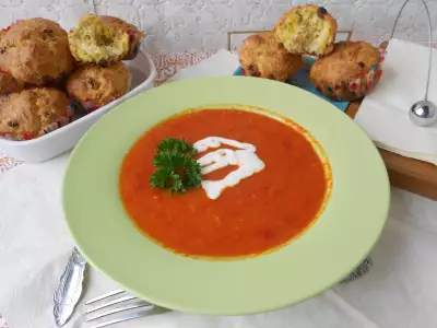 Томатный суп с пампушками с розмарином