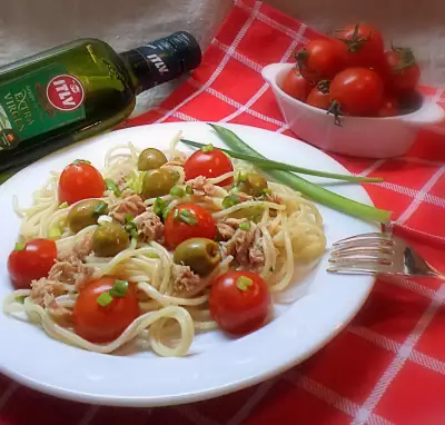 Спагетти с тунцом оливками и томатами черри