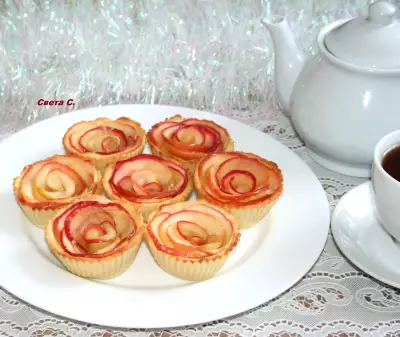 Песочные тарталетки с карамелизированными яблоками розы
