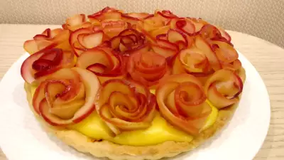 Пирог шедевр с розами из яблок и кремом на слоеном тесте
