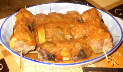 Шашлычок домашний из цуккини, обернутые в свинину под томатно-чесночным соусом