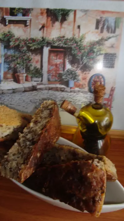Хлеб с семенами, семечками и изюмом на итальянской закваске вiga