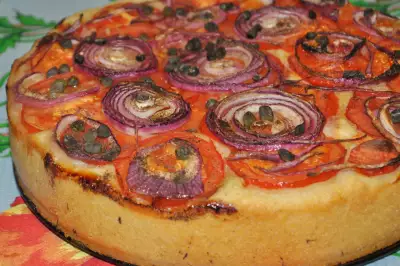 Греческий пирог с томатами и луком.