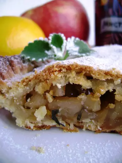 Яблочный пирог с мятой и лимоном на тонком песочном тесте