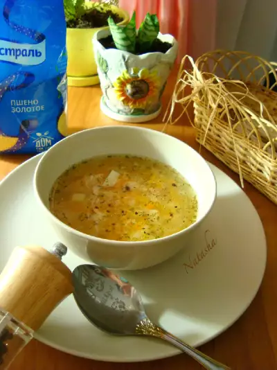 Суп с консервированным тунцом и пшеном.