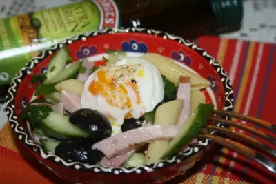 Салат с penne rigate ветчиной маслинами яйцом и пикантной заправкой