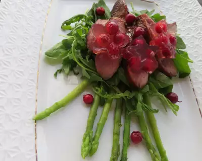 Салат из утки с ягодным желе на подушке из руколлы