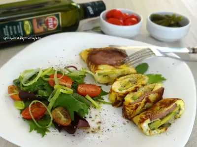 Омлет с начинкой и зеленый салат с томатами