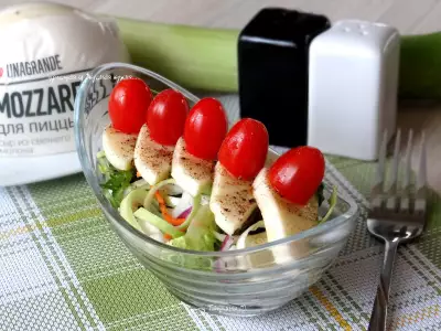 Зеленый салат с моцареллой unagrande и томатами