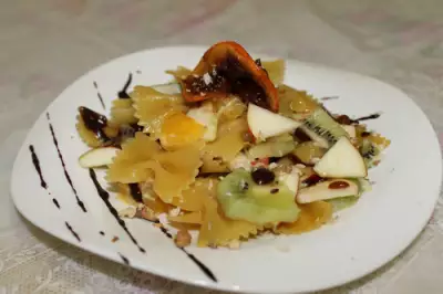 Десертный салат с фруктами, карамелизированными бабочками и шоколадным соусом.