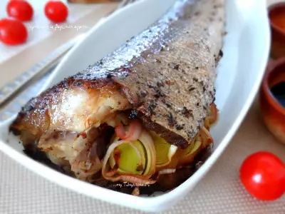 Рыбка, запеченная с луком-пореем, базиликом и соевым соусом
