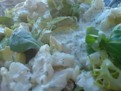 Салат из отварной белой рыбы и авокадо под сырно-укропным соусом