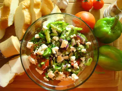 Салат с брынзой и свежими овощами.