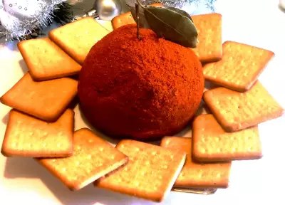 Праздничный сырный шар с моцареллой, пармезаном, сливочным сыром и вяленой клюквой