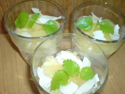 Десерт "pina-colada" из кокосового риса и ананаса