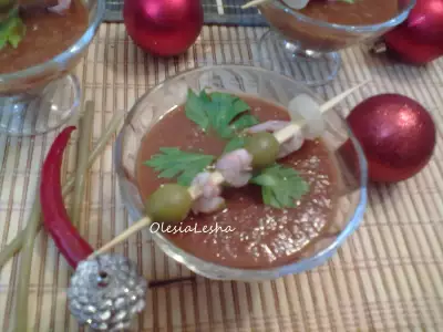 Суп "кровавая мэри" с креветками и маринованными овощами)))