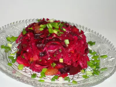 Салат из квашеной краснокочанной капусты  с моченым яблоком и изюмом