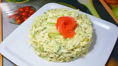 Салат с капустой, яйцом, огурцом и зелёным горошком
