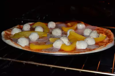Тесто для пиццы + 2 варианта начинки