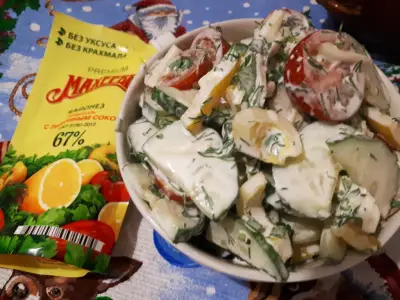 Овощной салат с сыром и чесноком