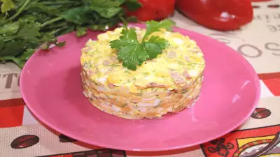 Очень быстрый салат из яиц и кукурузы.