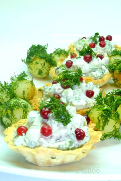 Хлебные корзиночки с финским селедочным салатом и картофельными шариками на гарнир