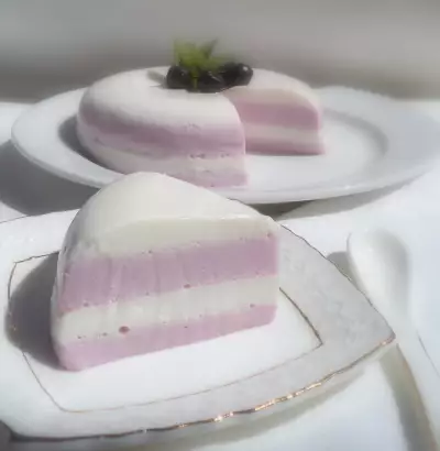 Творожно йогуртовый желейный десерт со смородиной кому нежности кусочек