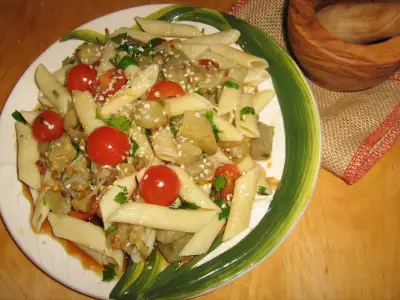 Тёплый макаронный салат с баклажанами