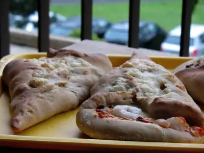 Кулёчки-пиццы с креветками,каперсами и оливками, а также с начинкой "гаваи"