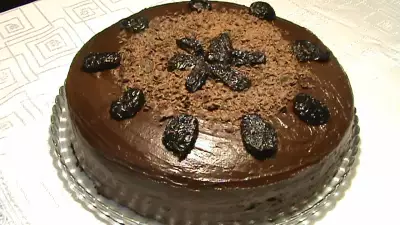 Шоколадный торт с черносливом. видео