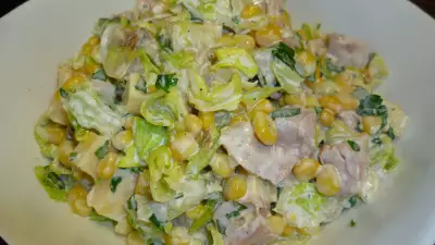 Салат из копченой курицы с кукурузой и сыром