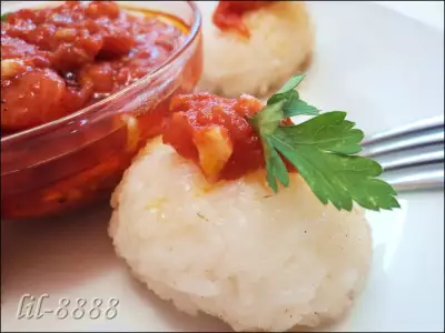 Рисовые кубе, начиненные сыром, с пикантным салатом из помидоров