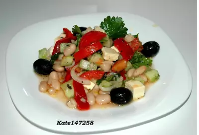 Деревенский салат с фасолью по гречески
