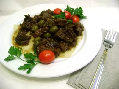 Баранина тушеная в пикантном соусе с оливками и пастой мультиварка