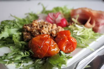 Салат с ореховым соусом томлеными помидорками и беконом