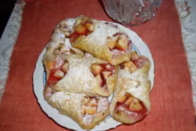 Пирожки с клюквенным джемом и яблоками