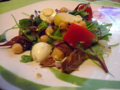 Салат с тунцом, нутом и перепелиными яйцами
