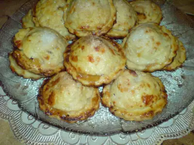 Пирожки из песочного теста с сыром и яблоками