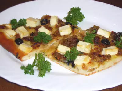 Пирог с карамелизированным луком и сыром "фета"