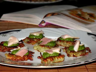 Картофельные "зажарки" с филе копчёной форели на итальянском зелёном соусе