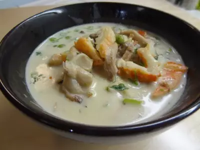 " крем суп с грибами, мясом краба и картофелем "