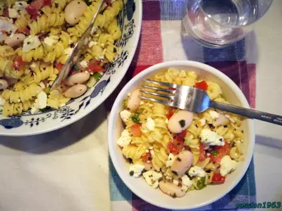 Макаронный салат с гигантской фасолью, фетой и томатной сальсей