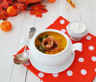 Крем –суп из тыквы с розами из бекона и соусом табаско. тест-драйв с 'окраиной'.