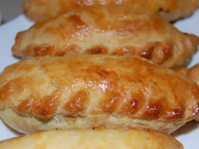 Слоенные пирожки(из домашнего теста) с мясной начинкой.