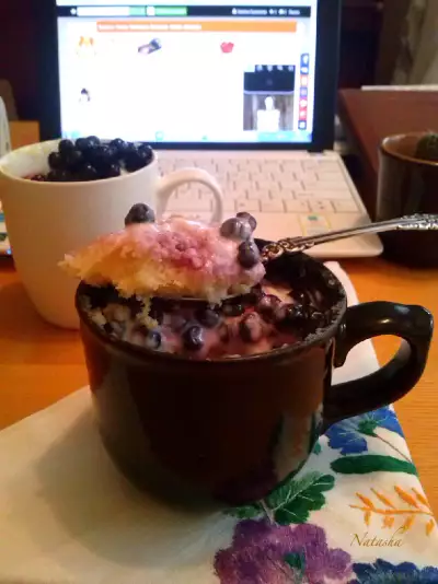 Сливочный десерт в чашках из свч с черникой.