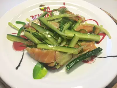 Салат с лососем и редисом