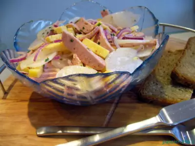 Салат из редьки, колбасы и сыра